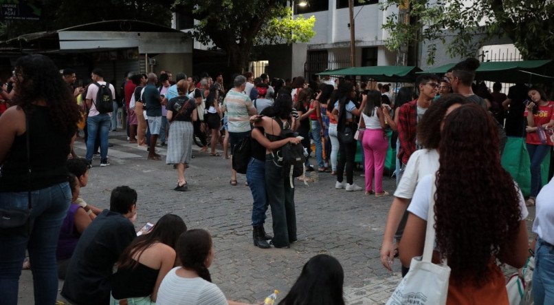 SEGUNDO DIA DO ENEM, SAÍDAS DOS ESTUDANTES QUE FIZERAM O EXAME DA UNIVERSIDADE CATOLICA, CENTRO DO RECIFE. ENEM.