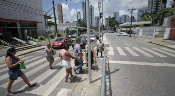 A ausência de arborização desestimula os deslocamentos ativos (sem uso de veículos motorizados) e até mesmo a utilização do transporte coletivo, que em sua maioria é quente e exige que os passageiros caminhem para acessá-lo