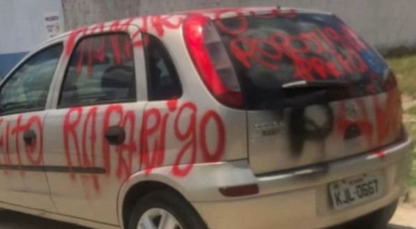 Carro de suposta amante do prefeito de Agrestina é vandalizado com pichações