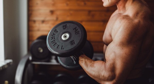 Imagem de homem fazendo exerc&iacute;cio de muscula&ccedil;&atilde;o para ganhar massa muscular