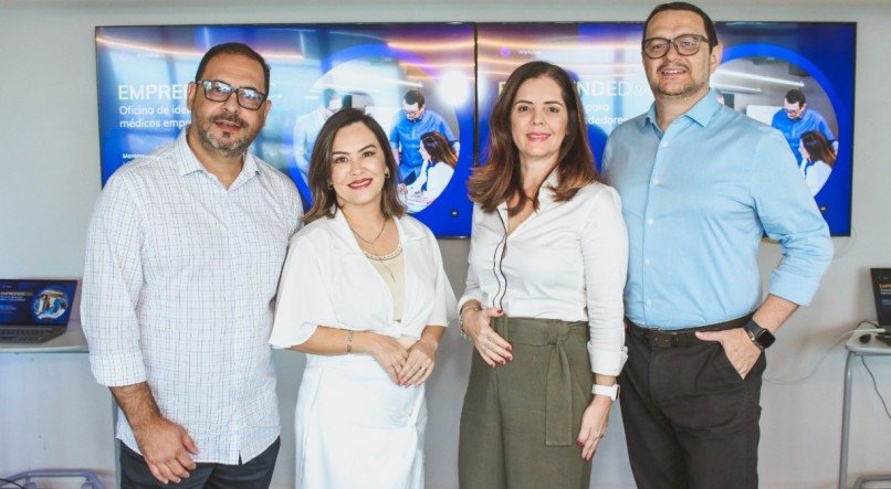 Lúcio Costa, Daniele Nunes, Carla Borba e Alexandre Gomes celebram o sucesso da primeira edição do EmpreendeDoc, evento voltado para o empreendedorismo médico