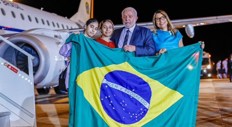 Lula recebeu repatriados, no fim da noite desta segunda-feira (13), em Brasília