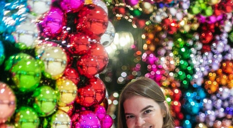 Juliana Lins esbanjando orgulho no espaço instagramável no qual participou da produção, o Café Espresso de Natal, no Shopping Recife