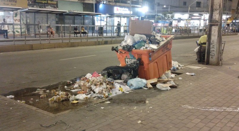 Acúmulo de lixo e sujeira na Avenida Conde da Boa Vista