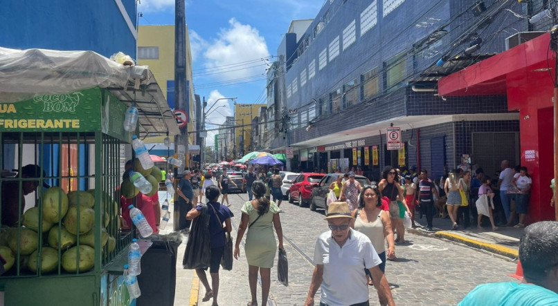 Na Rua das Calçadas, principal corredor de comércio do Bairro de São José, o movimento foi o termômetro do interesse dos consumidores pela abertura do comércio nos feriados e domingos