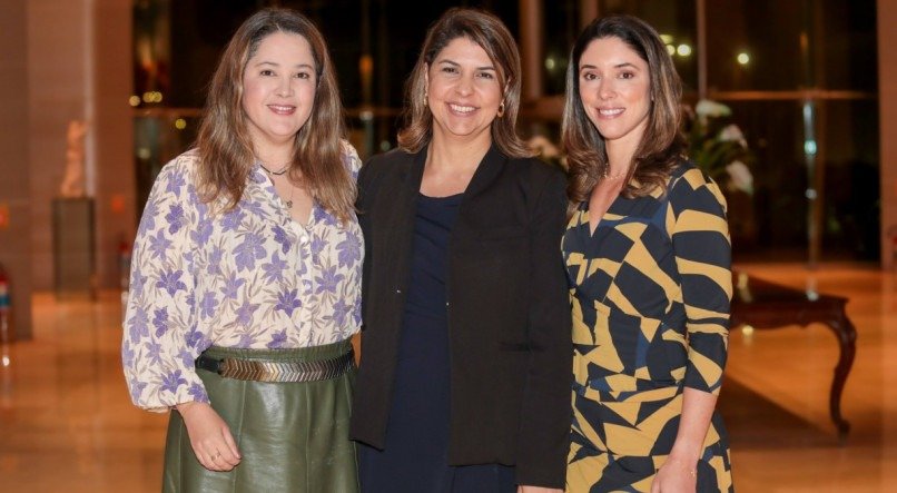 Ana Beatriz Albuquerque, presidente da Sociedade Brasileira de Mastologia, Erica Batista, diretora executiva do Hospital Santa Joana Recife e Beatriz Maranhão, presidente da comissão nacional da Sociedade Brasileira de Mastologia, na abertura do 1º Simpósio Oncologia Americas, no JCPM