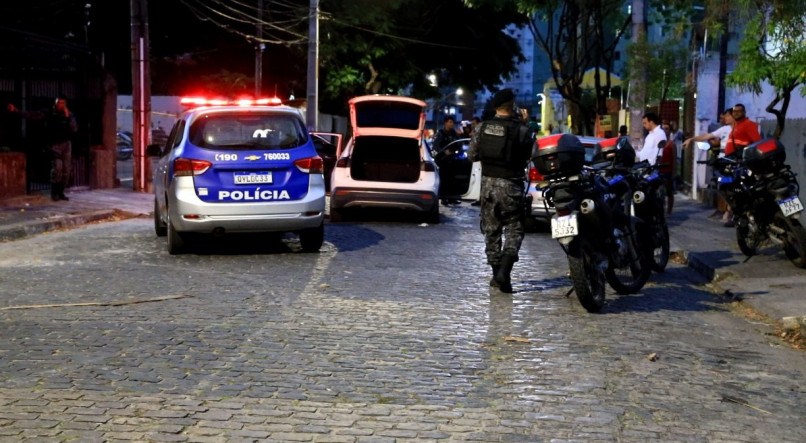 Suspeitos trocam tiros com a PM em persegui&ccedil;&atilde;o policial em Casa Amarela, na Zona Norte do Recife