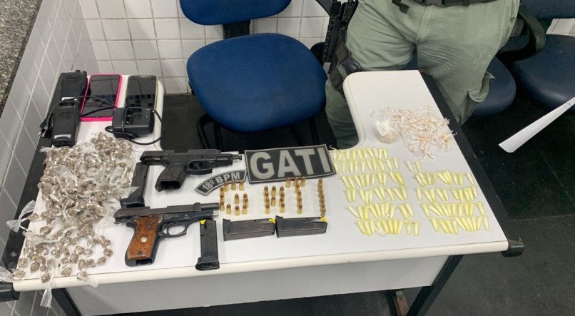Operação apreende armas, munições e entorpecentes após tiroteio na Comunidade Salinas, em Porto de Galinhas.