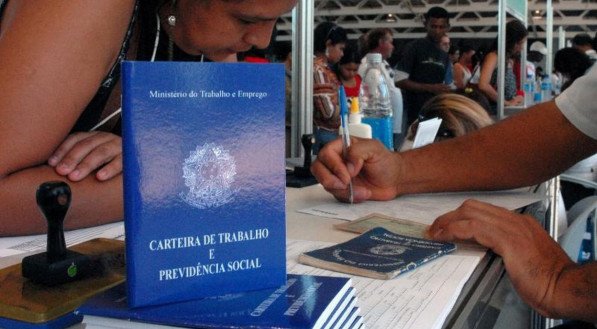 Já a população desocupada aumentou 6,7% (542 mil pessoas a mais) em um trimestre