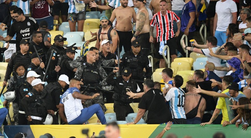 Antes do início do jogo entre Brasil e Argentina, muita confusão nas arquibancadas do estádio do Maracanã