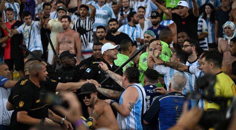 Briga generalizada na arquibancada do Maracanã atrasou o início de Brasil x Argentina