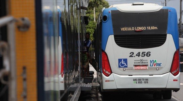 Momentos antes do anúncio do Estado, o governo federal, via Companhia Brasileira de Trens Urbanos (CBTU), tinha anunciado que o Metrô do Recife também teria passagem de graça no primeiro turno de votação