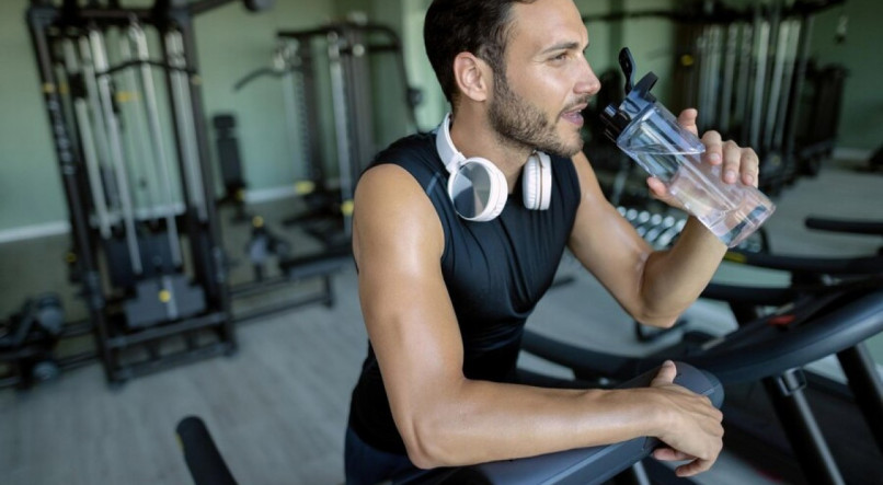 Homem, bebendo água, treino, corrida, massa muscular, academia