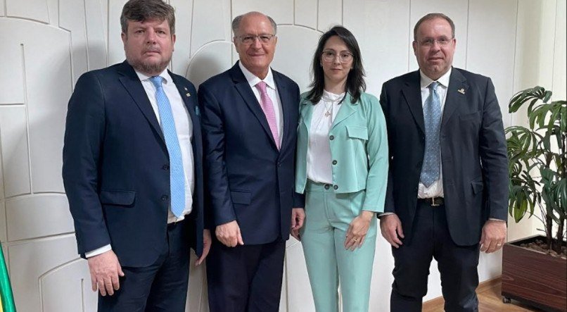 Tadeu Calheiros, Geraldo Alckmin, Ana Carolina Tabosa e Walber Steffano, durante encontro na sede do Ministério do Desenvolvimento, Indústria, Comércio e Serviços, para discutir demandas da categoria médica pernambucana