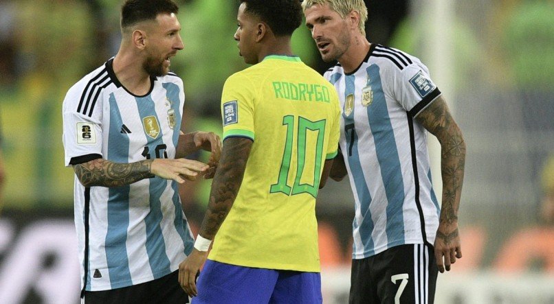 Atacante Rodrygo discutiu com Messi, na derrota do Brasil para a Argentina, no Maracanã