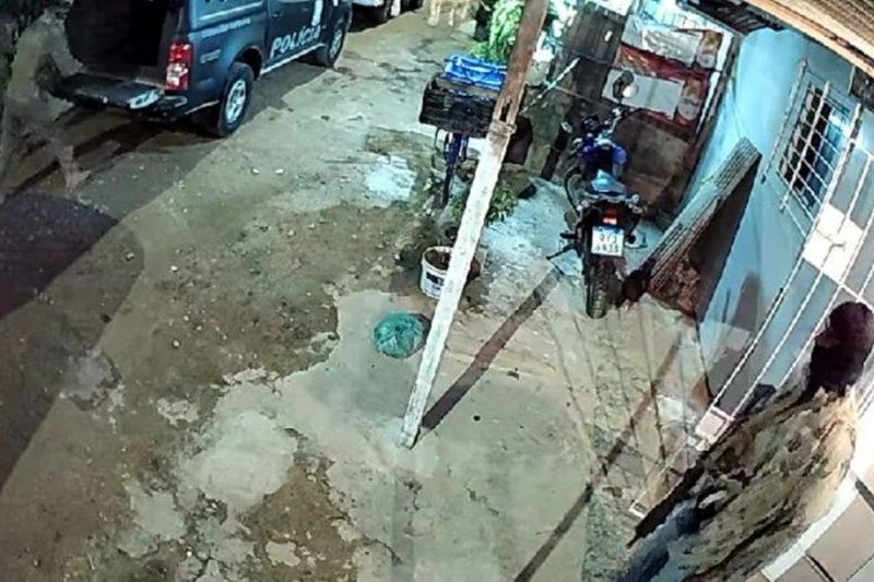 Câmera filmou momento em que PMs invadem casa e depois saem com os corpos dos homens, na noite da segunda-feira