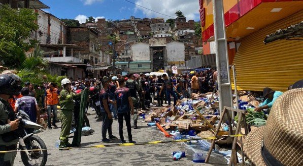 Teto de supermercado desabou na manhã desta sexta-feira (24)