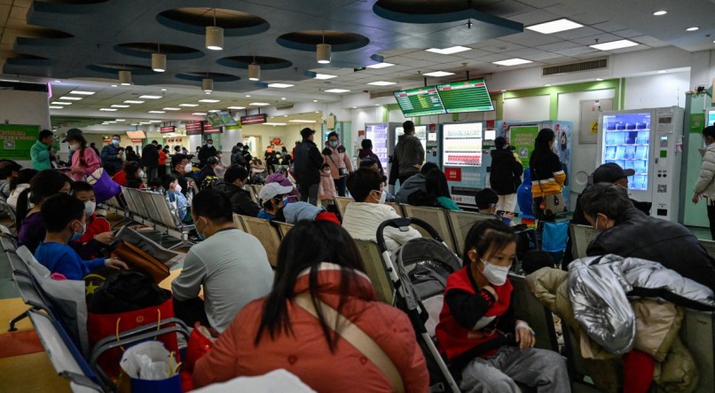 Crianças e seus pais esperam em uma área ambulatorial de um hospital infantil em Pequim, em 23 de novembro de 2023