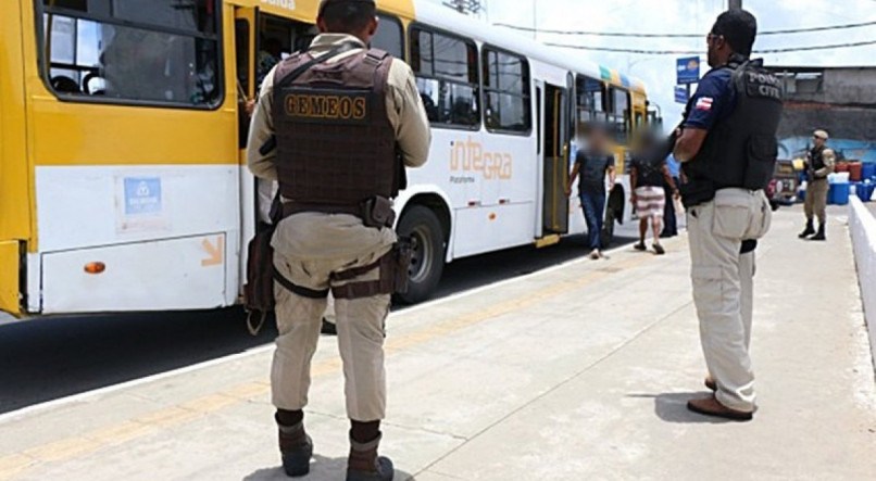 Quatro homens assaltam coletivo e duas passageiras desmaiam em Salvador
