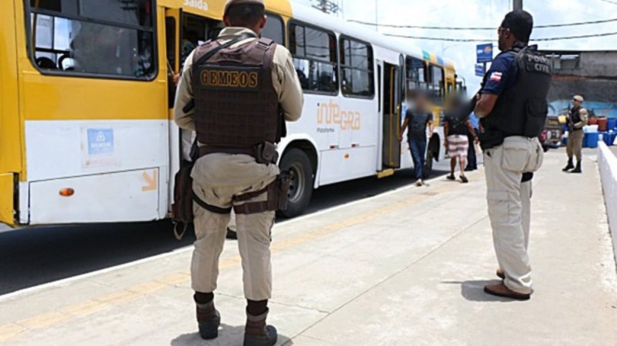 Em pânico, mulheres desmaiam durante assalto a ônibus em Salvador