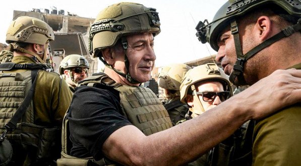 Os críticos de Netanyahu acusam o primeiro-ministro de tentar prolongar a guerra para evitar novas eleições