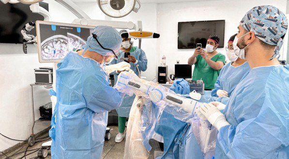 Com auxílio de um robô, Hospital da Restauração realiza neurocirurgia em paciente de 20 anos; é a 1ª do tipo no Norte-Nordeste