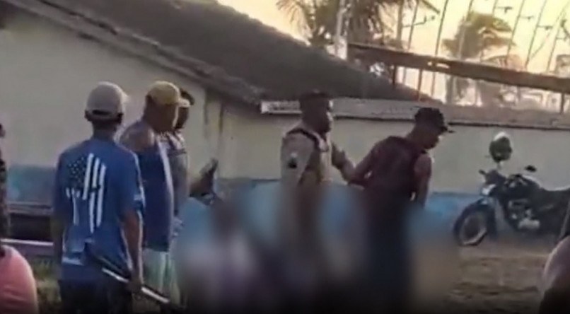 Um vídeo feito por testemunhas que estavam no local mostram o momento em que o jovem é socorrido pelos policiais