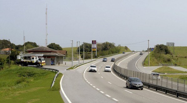 A melhor de todas as rodovias na avaliação 2023 da pesquisa foi a RJ-124, mais conhecida como Via Lagos porque percorre a Região dos Lagos do Estado do Rio de Janeiro. É uma estrada estadual que dá acesso a Búzios, uma das regiões litorâneas mais famosas do Brasil e do mundo