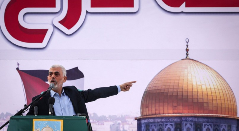 Yahia al-Sinwar, chefe do Hamas, dirige-se a apoiadores durante um comício
