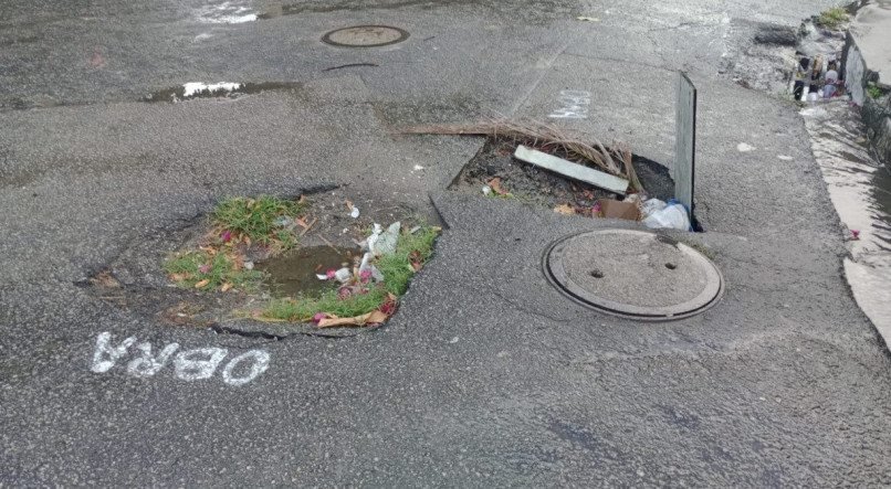 Buracos e galeria pluvial danificada no Cordeiro