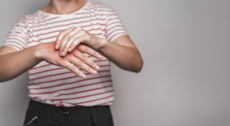 Dor no punho, mão machucada, inflamação, ferida