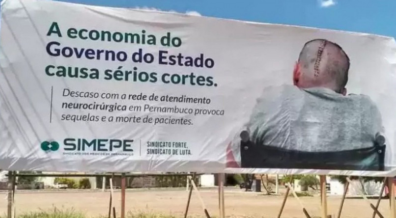 Outdoor do Simepe denuncia crise na saúde e cobra investimento do Governo de Pernambuco