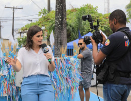 Anne Barretto apresentando o TV Jornal Meio-Dia diretamente do Morro da Conceição