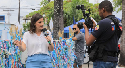 Anne Barretto apresentando o TV Jornal Meio-Dia diretamente do Morro da Conceição