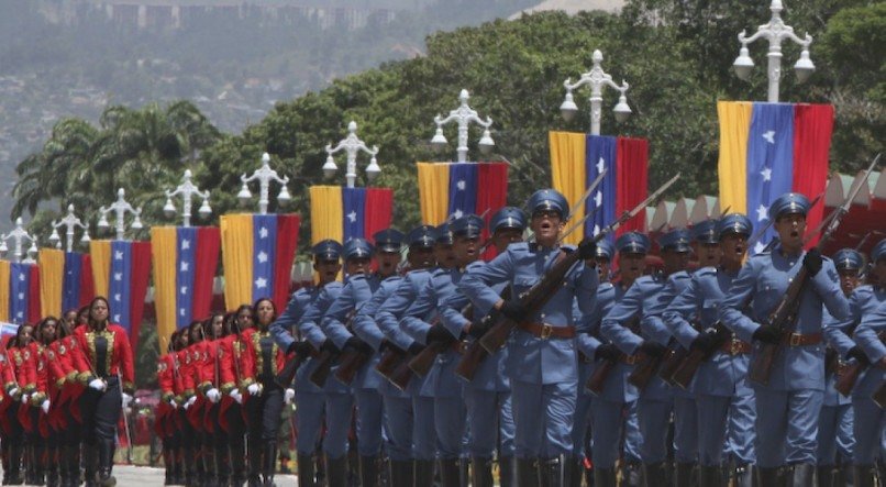 Militares desfilando no Bicentenário de independência da Venezuela