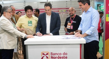 Paulo Câmara assina aplicação para negócios rurais de Pernambuco 