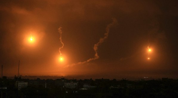 Israel retoma bombardeios em Gaza e confirma morte de cinco reféns