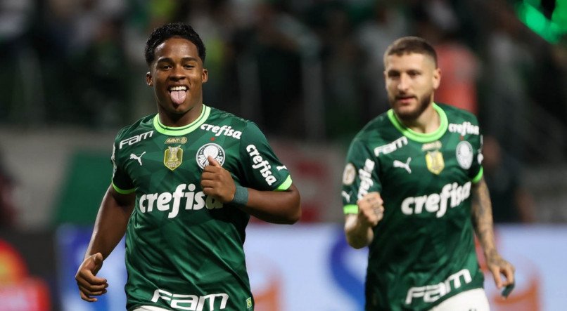 O jogador Endrick, da SE Palmeiras, comemora seu gol contra a equipe do América FC, durante partida válida pela trigésima sexta rodada, do Campeonato Brasileiro, Série A, na arena Allianz Parque.