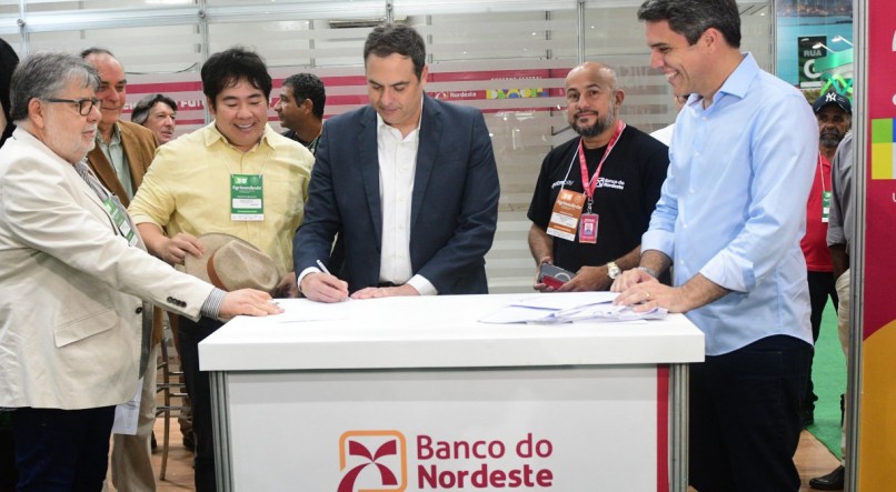Paulo Câmara assina aplicação para negócios rurais de Pernambuco 
