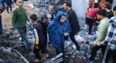 Palestinos verificam os danos após um ataque israelense em Rafah, no sul da Faixa de Gaza, em 3 de dezembro de 2023