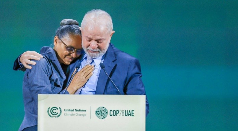 O presidente Lula abraça a ministra do meio ambiente Marina Silva.
