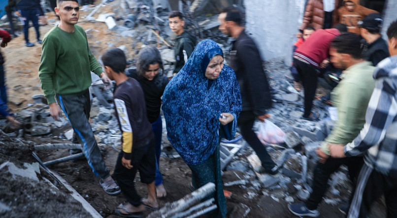 Palestinos verificam os danos após um ataque israelense em Rafah, no sul da Faixa de Gaza