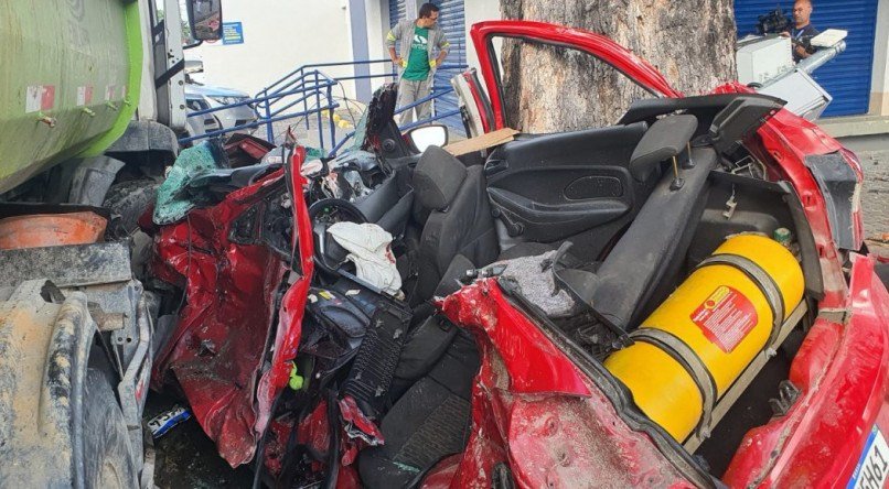 Caminhão esmaga carro contra árvore e deixa duas pessoas mortas na Zona Oeste do Recife

