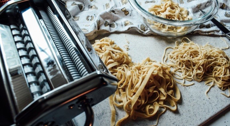 Descubra como fazer macarrão caseiro com apenas 3 ingredientes que você tem em casa.