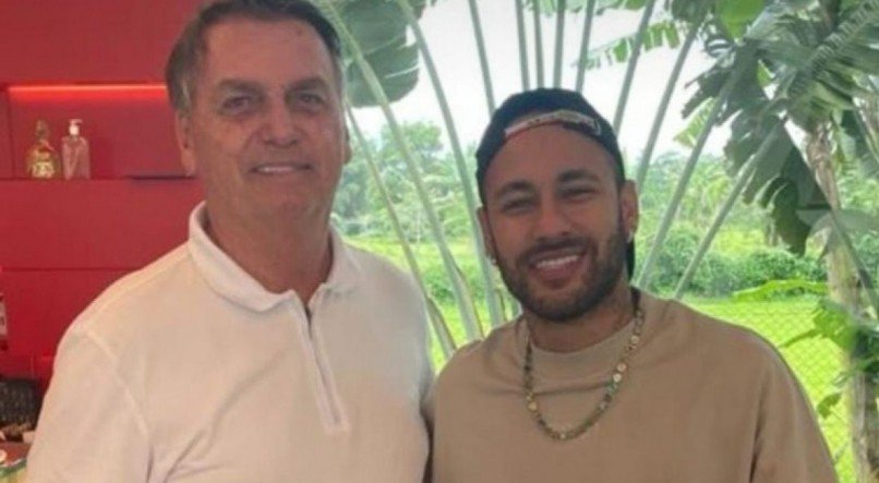 Bolsonaro encontra Neymar no Rio de Janeiro e entrega medalha de imbrochável ao jogador