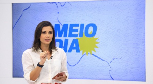 Anne Barreto comanda o TV Jornal Meio Dia, que vai ao ar no final da manh&atilde;