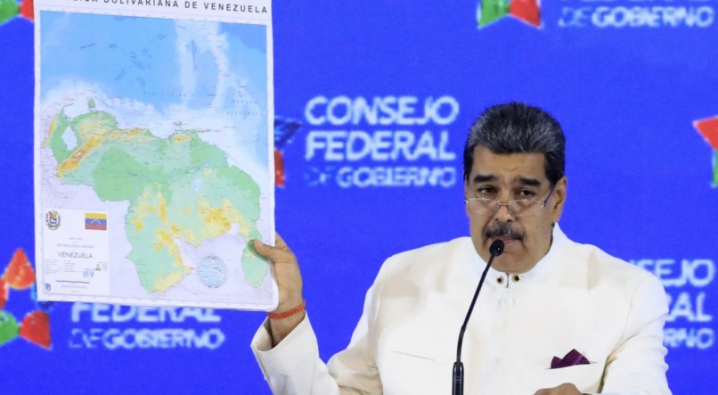 O datador Nicolás Maduro e mapa