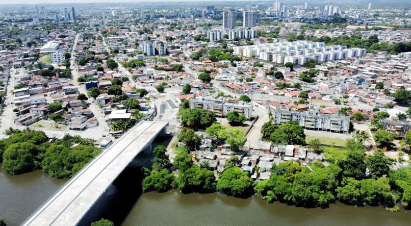 A Ponte Iputinga-Monteiro interliga os bairros da Iputinga e do Monteiro, sobre o Rio Capibaribe, e ficou paralisada por mais de sete anos
