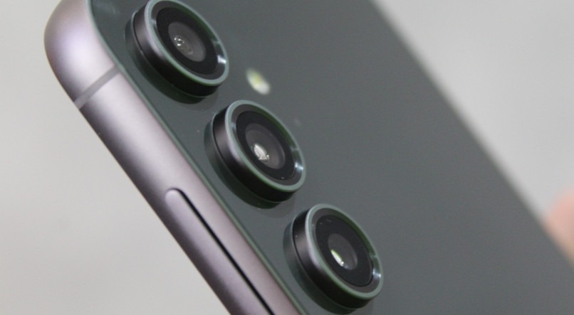 Samsung S23 FE tem três câmeras na parte traseira, que garantem fotos com profundidade e qualidade.