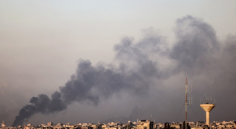Uma foto tirada de Rafah, no sul da Faixa de Gaza, mostra fumaça subindo durante o bombardeio israelense em Gaza em meio a contínuas batalhas entre Israel e o Hamas